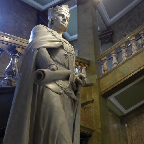 Statue in Guildhall Hull